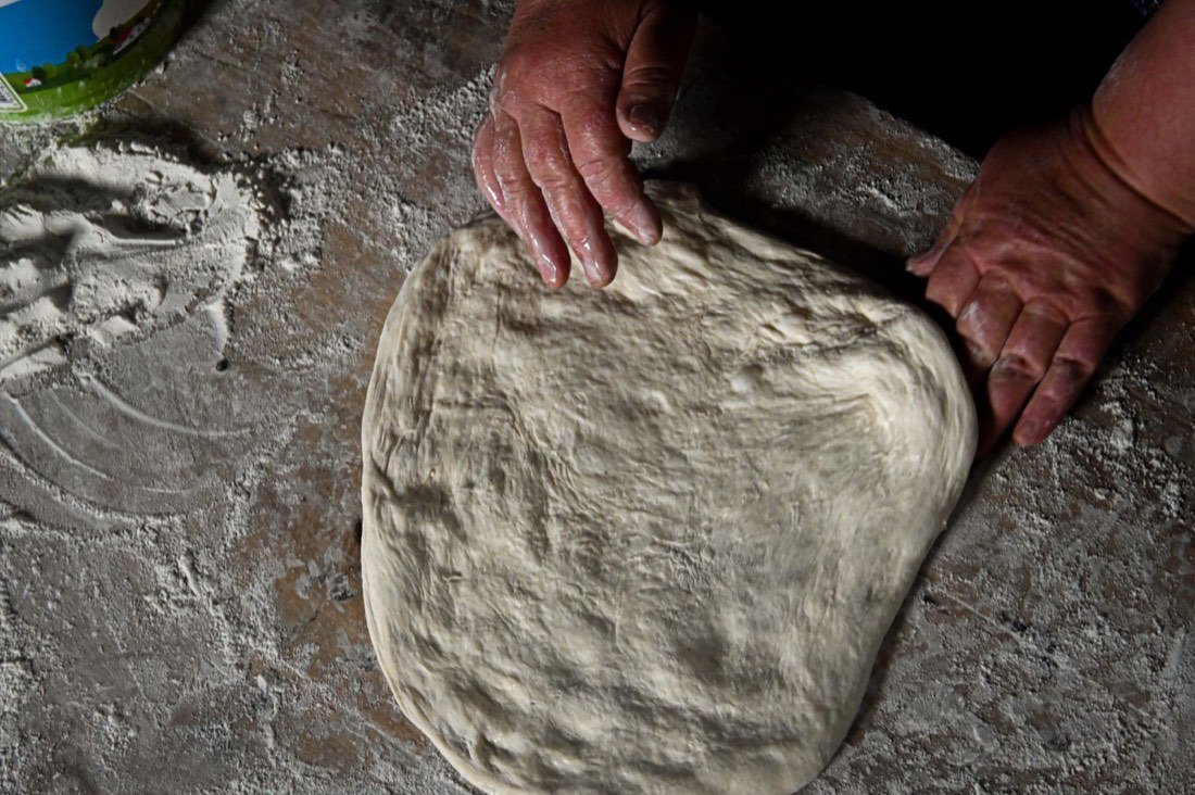 Impasto della pizza lavorato a mano
