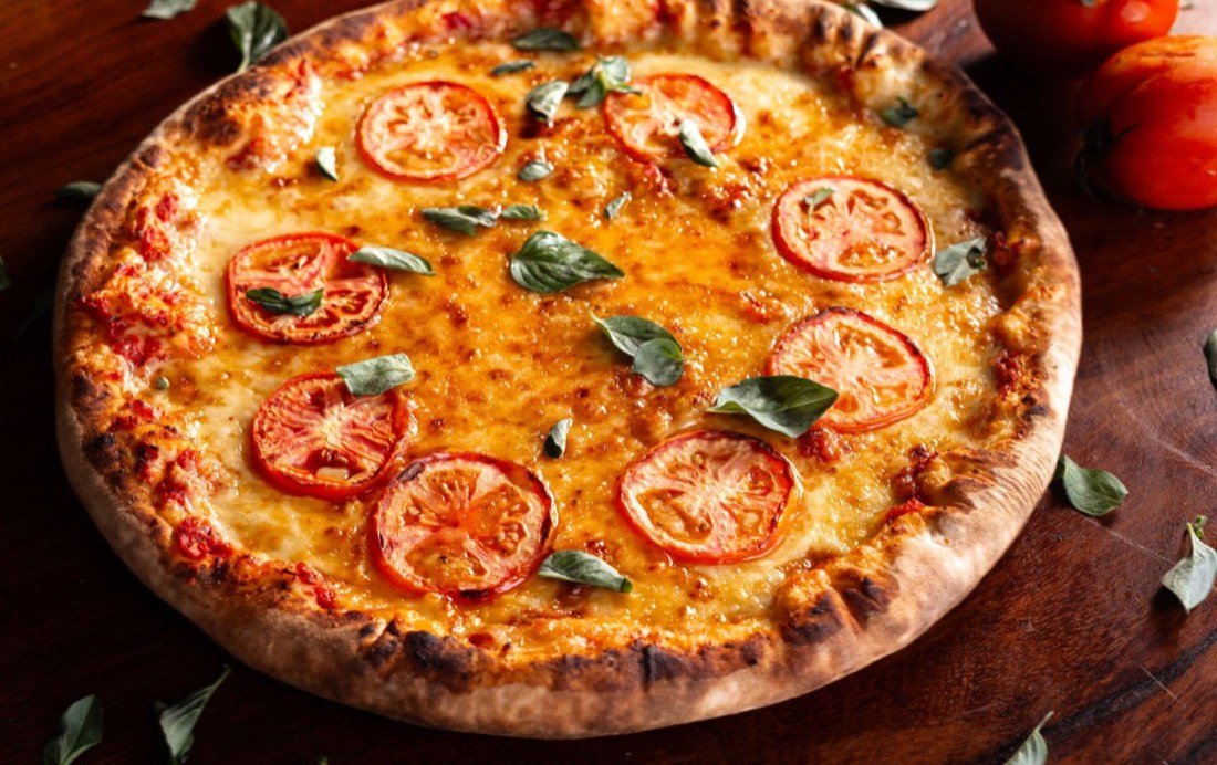 Pizza margherita appena sfornata