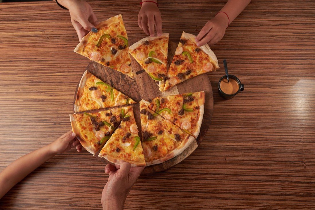 Pizze condivise al tavolo